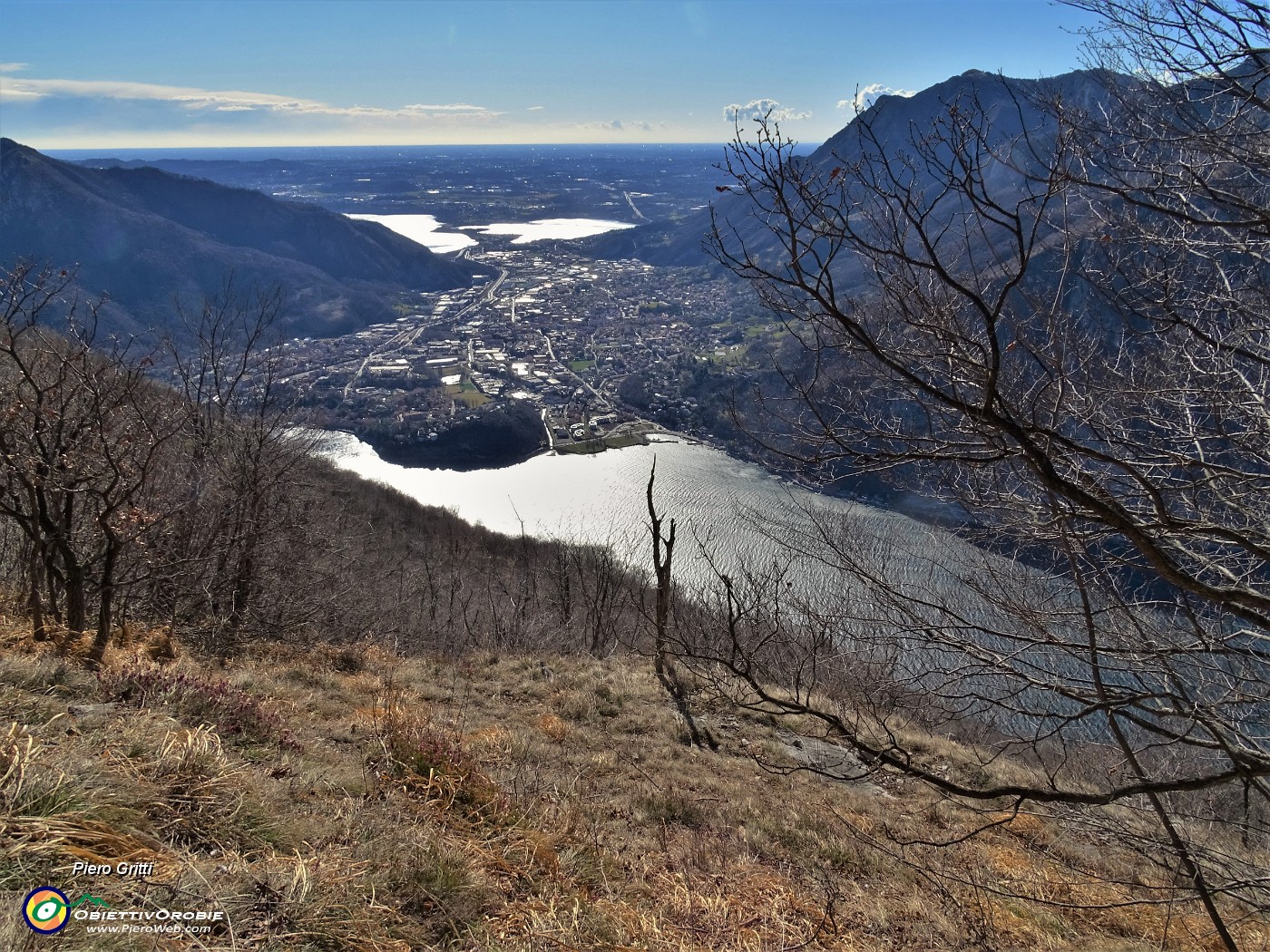 53 In decisa discesa con attenzione con bella vista su...Quel ramo del Lago di Como.JPG